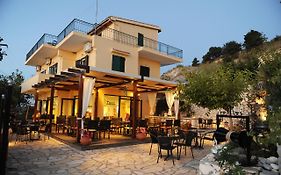 Zephyros Rooms And Apartments